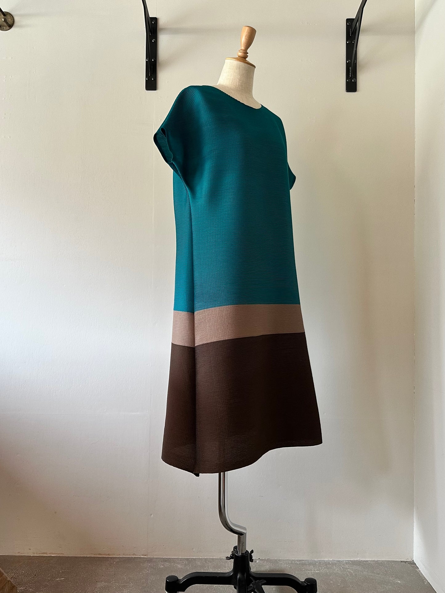color block pleats dress