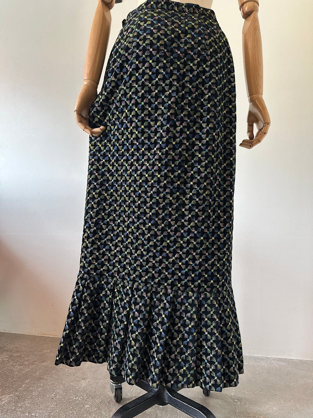 embroidery velvet maxi skirt