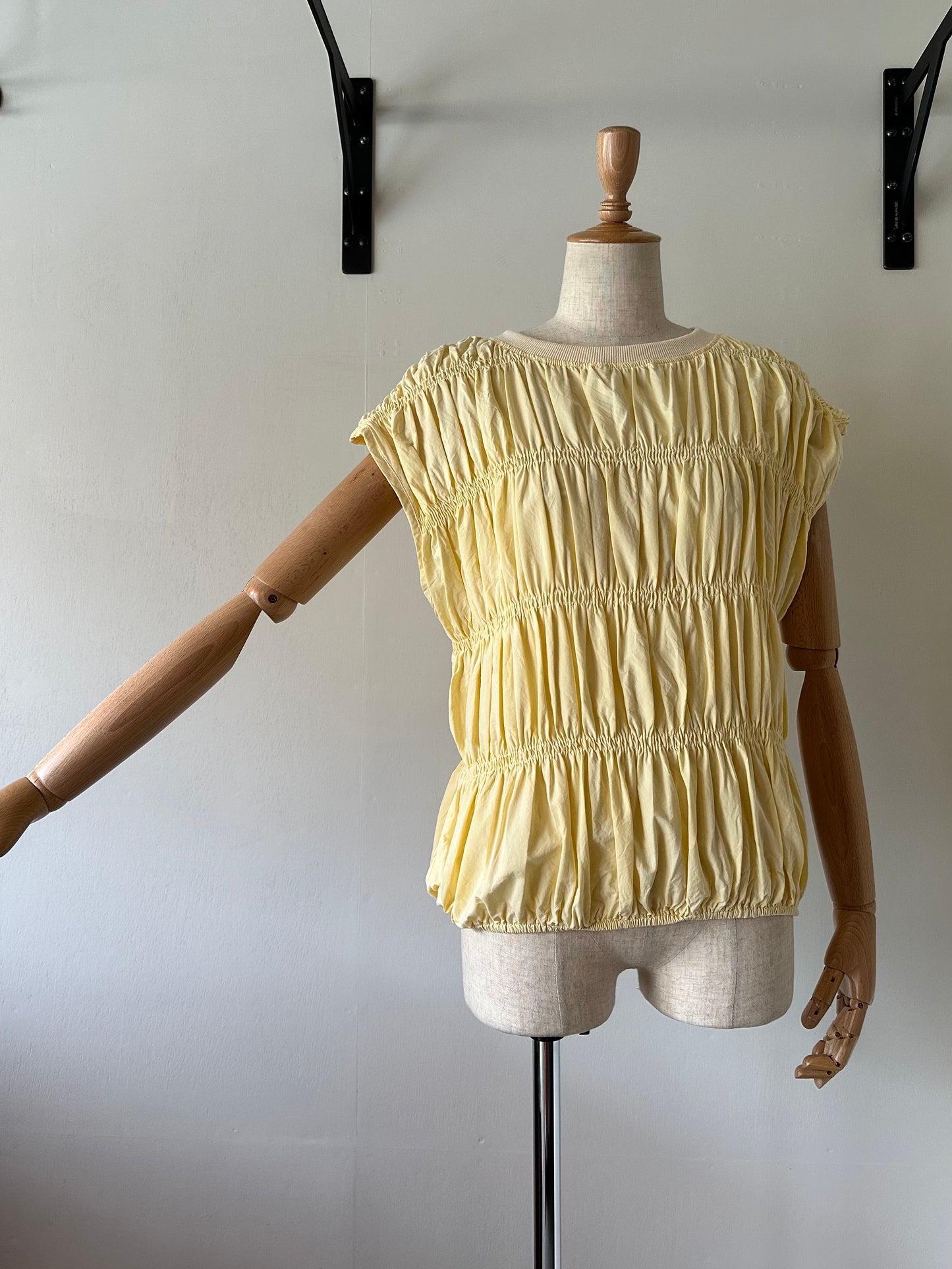 sleeveless shirring tops