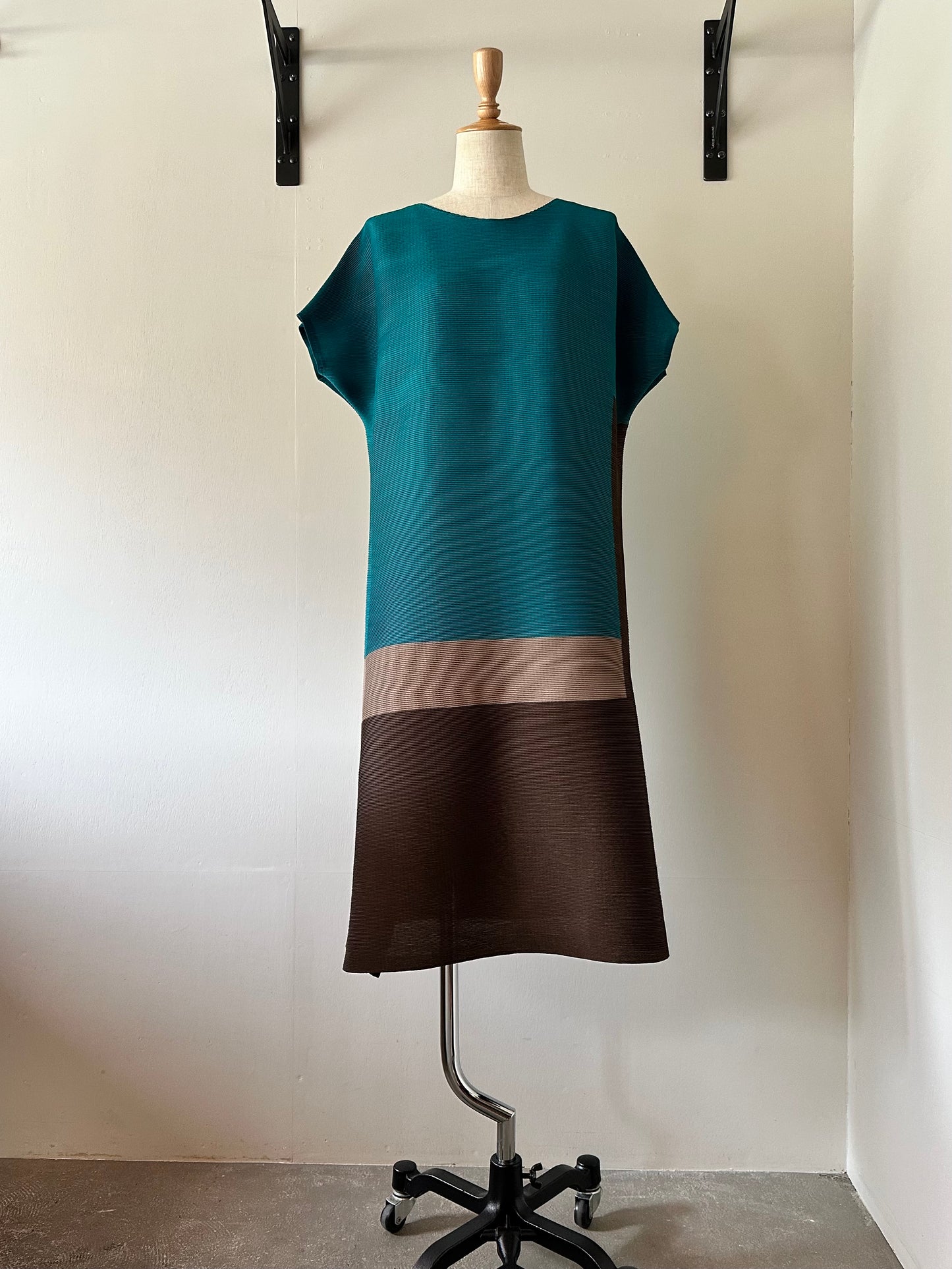 color block pleats dress