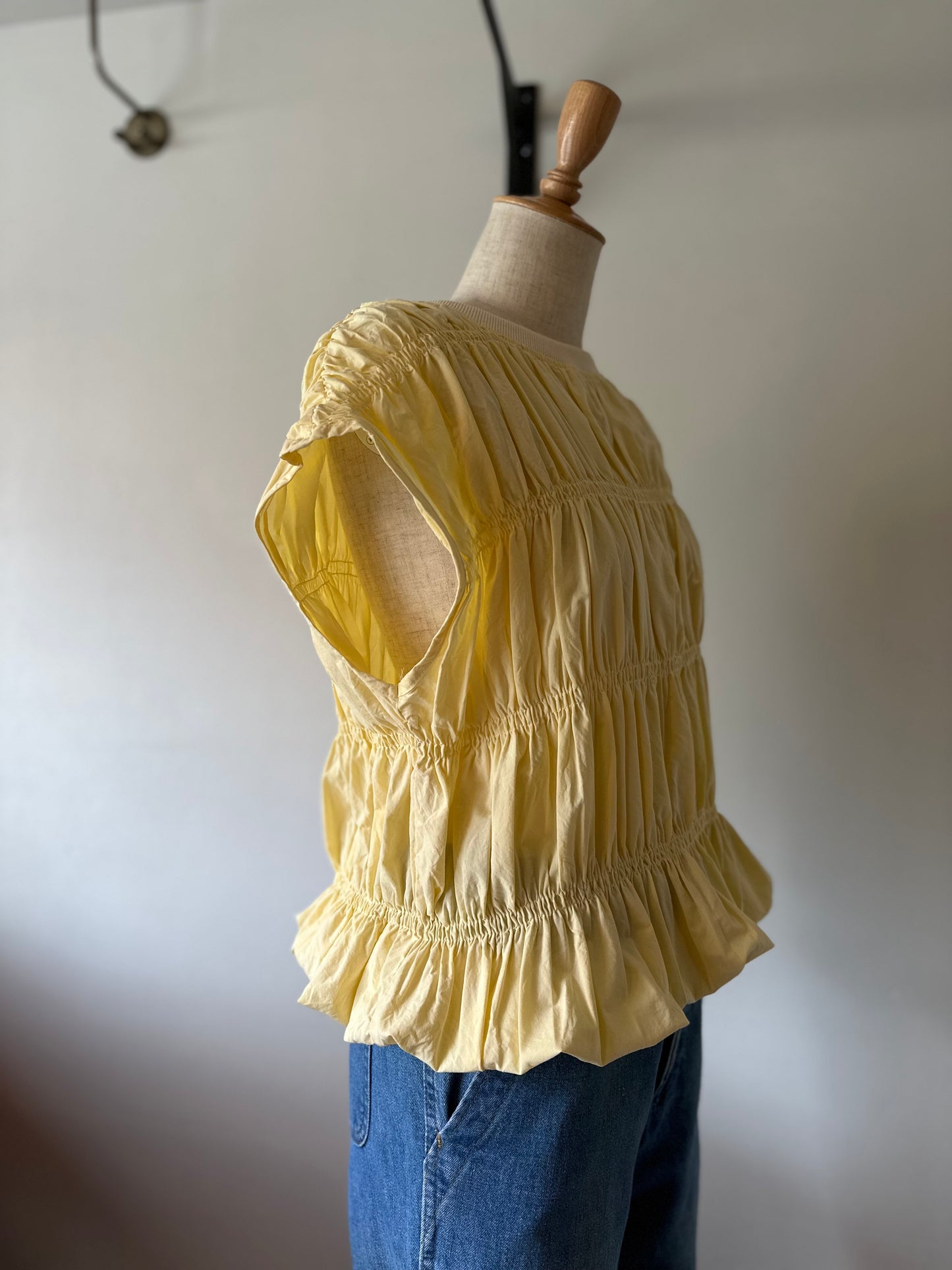 sleeveless shirring tops