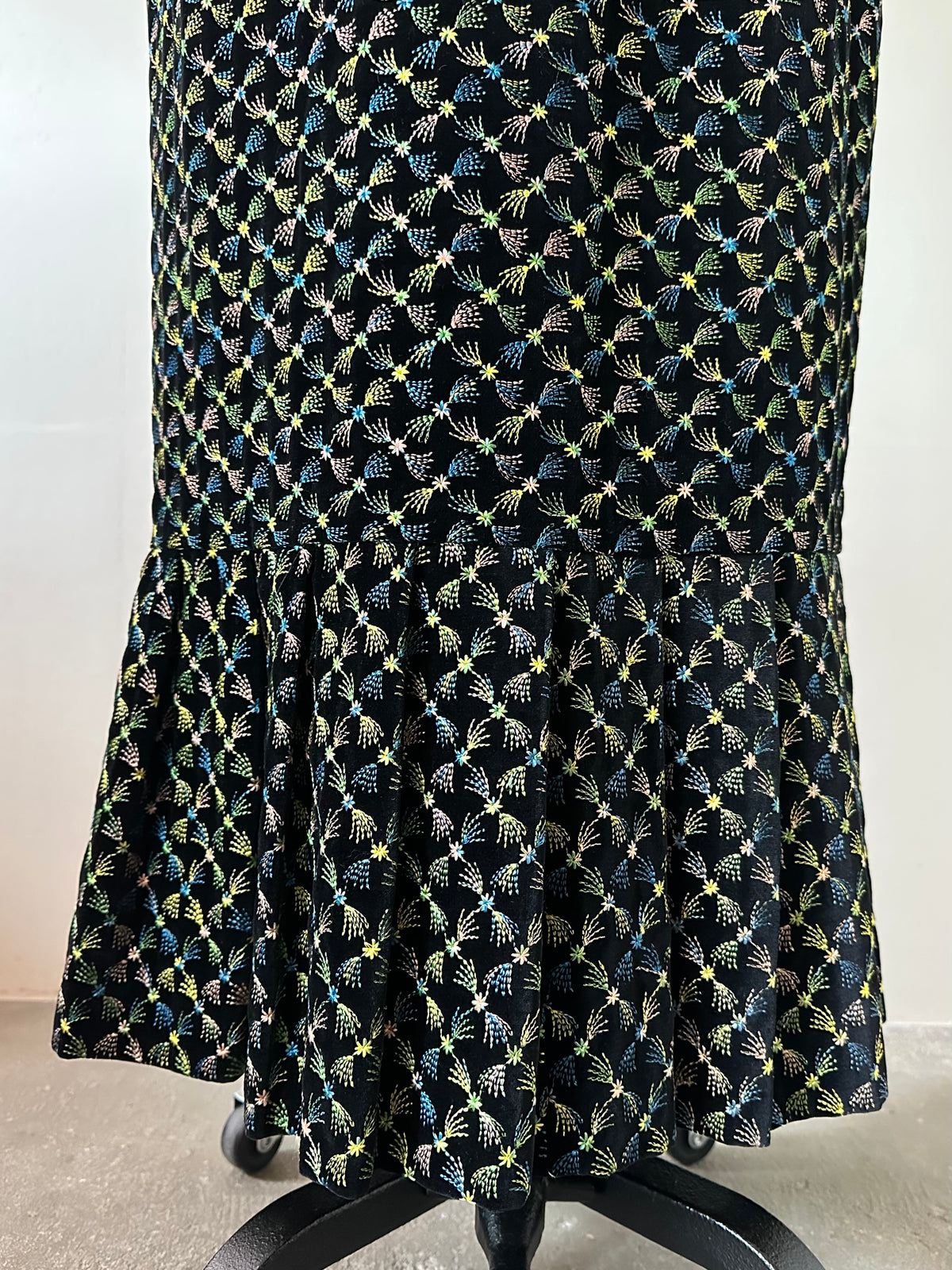 embroidery velvet maxi skirt