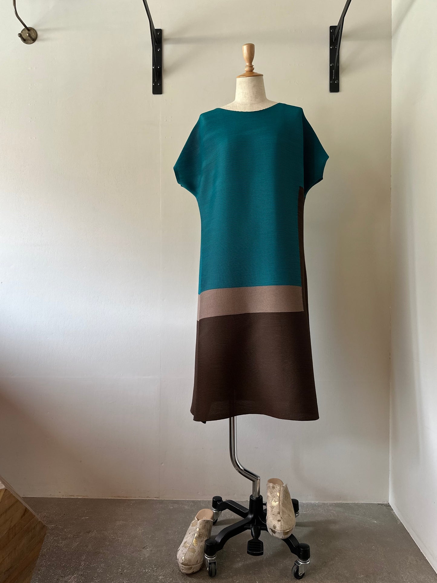 color block pleats dress